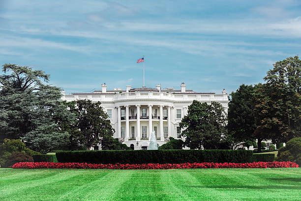 la casa blanca, ee.uu. - washington dc day white house american flag fotografías e imágenes de stock