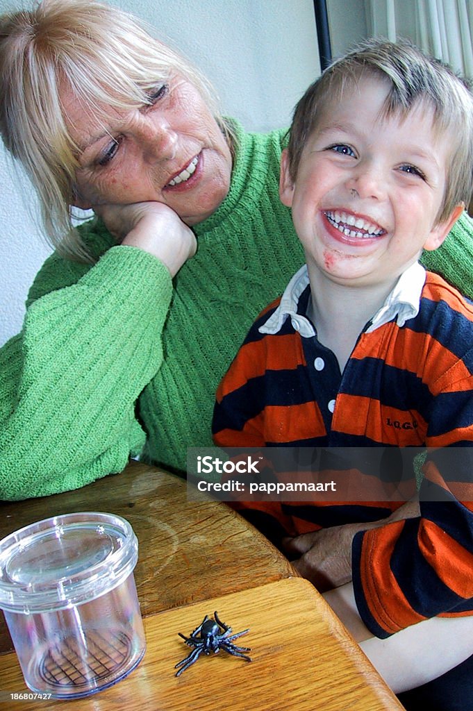 高齢者の女性の幸せに、孫ラップで、笑うテーブル - 2人のロイヤリティフリーストックフォト