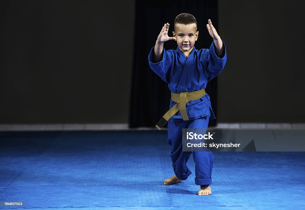 Ragazzino esercizio aikido. - Foto stock royalty-free di Aikido