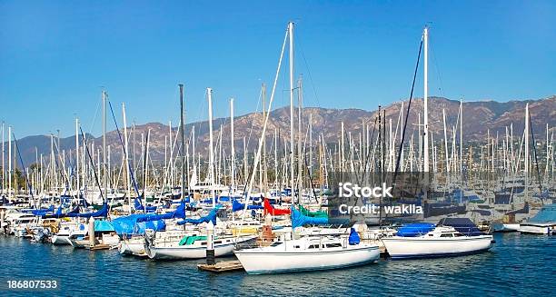 Marina Harbour Mit Luxussegelboote Yacht Stockfoto und mehr Bilder von Anlegestelle - Anlegestelle, Berg, Bildhintergrund