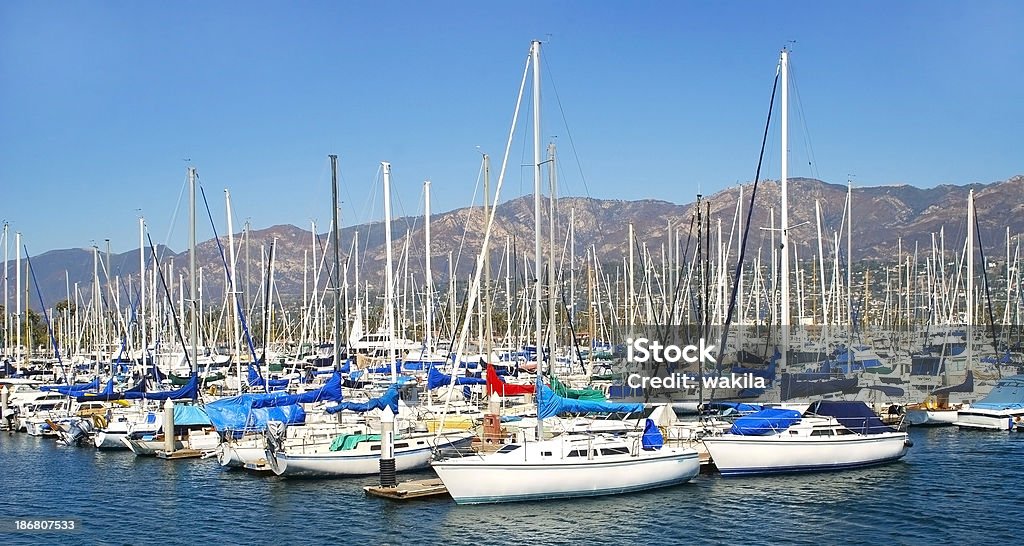 marina y al puerto de yates y veleros de lujo - Foto de stock de Agua libre de derechos