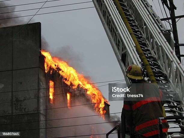 Gaszenia Ognia - zdjęcia stockowe i więcej obrazów Ogień - Ogień, Magazyn - Budynek przemysłowy, Strażak
