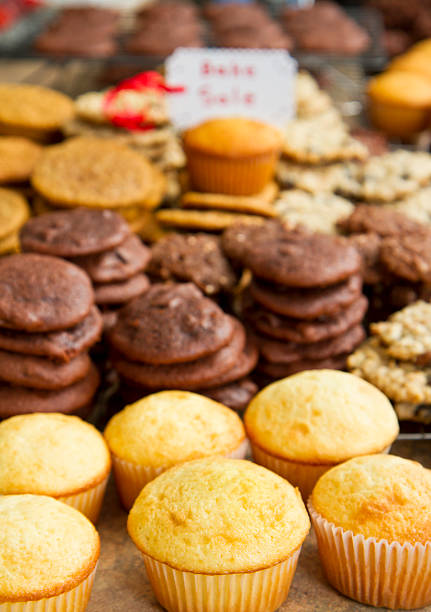 cookies à une vente de gâteaux faits maison - heap stack oat oatmeal photos et images de collection