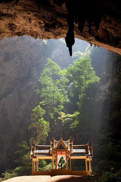 royal pavillion em phraya de cave, tailândia. - phraya nakhon cave imagens e fotografias de stock