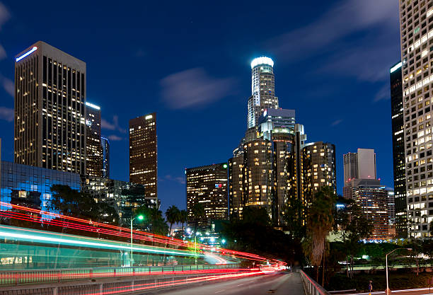 ロサンゼルスのダウンタウンの夕暮れ - 4th street bridge ストックフォトと画像