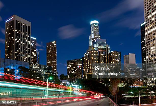 Centrum Los Angeles W Zmierzchu - zdjęcia stockowe i więcej obrazów Los Angeles - Los Angeles, Okręg Los Angeles, Długie naświetlanie