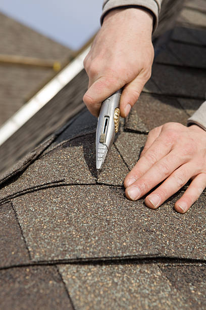 constructor de tejados de ajuste tablilla de nuevo en casa proyecto de construcción - shingles roof roofer wood shingle fotografías e imágenes de stock