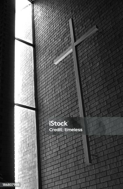 Bw Sonne Beleuchtete Hölzerne Kreuz Stockfoto und mehr Bilder von Baptismus - Baptismus, Dienstleistung, Fenster