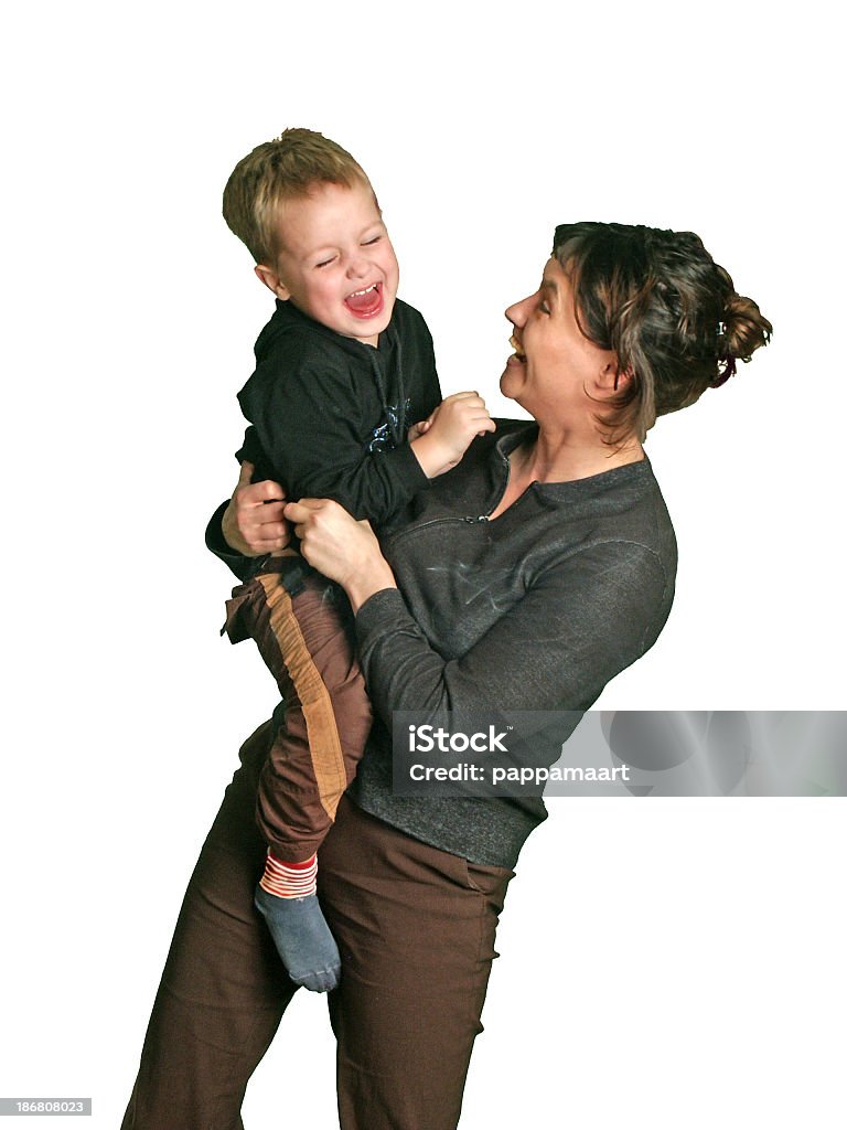 Feliz mulher em pé (Mãe e filho riem - Foto de stock de Abraçar royalty-free