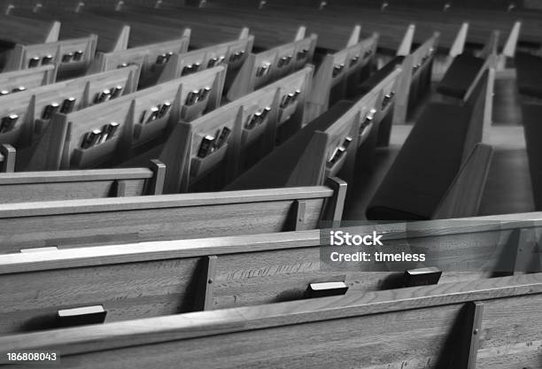 Bw Kirche Kirchenbänke 1 Stockfoto und mehr Bilder von Beten - Beten, Fotografie, Freundschaft