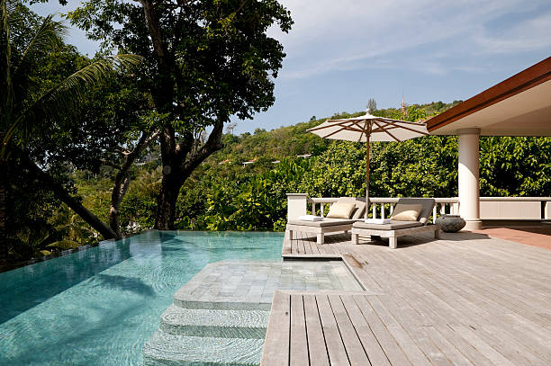 villa de la piscina del hotel de phuket - lap pool fotos fotografías e imágenes de stock