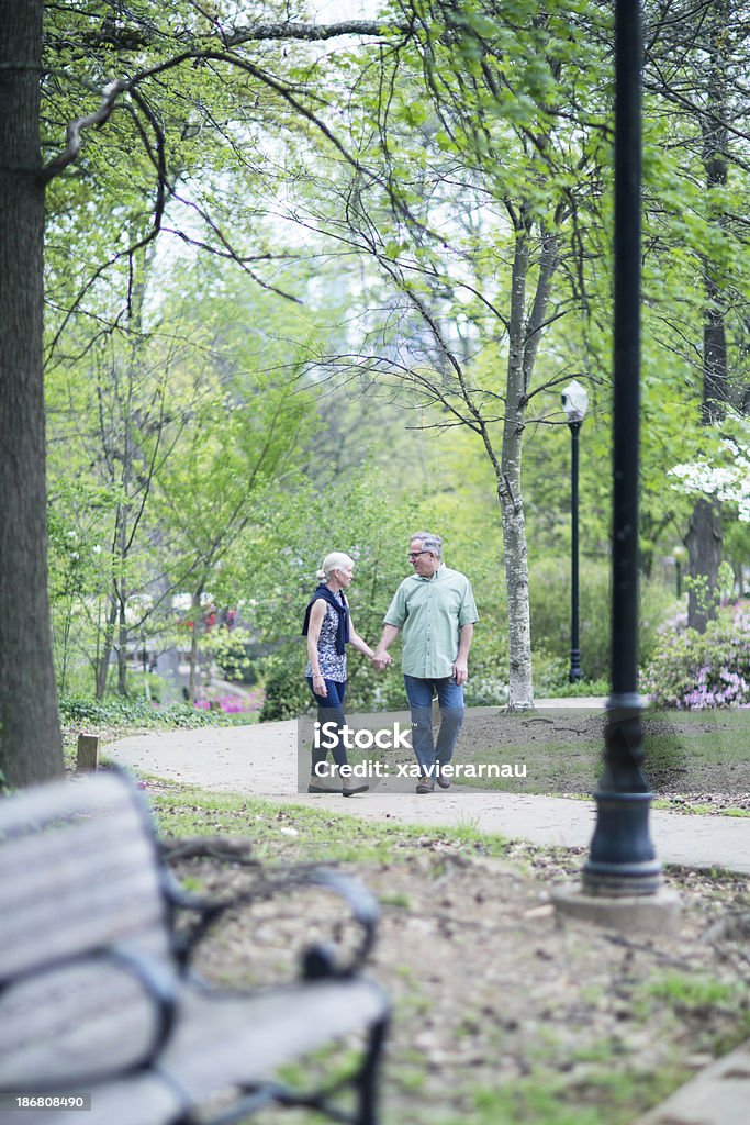 Caminando en el parque - Foto de stock de 50-59 años libre de derechos