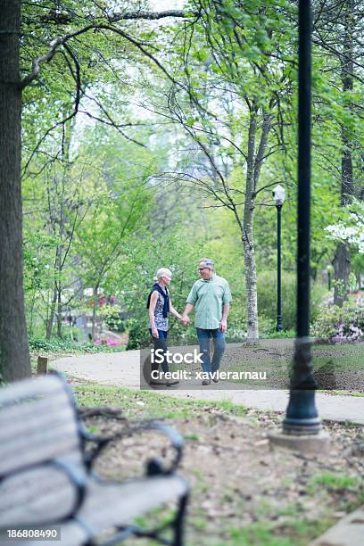 Caminando En El Parque Foto de stock y más banco de imágenes de 50-59 años - 50-59 años, Actividad, Actividades recreativas