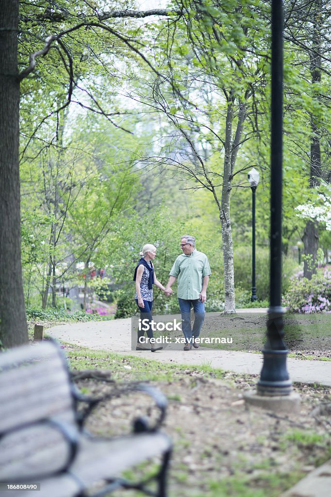 Spacer w parku - Zbiór zdjęć royalty-free (50-59 lat)