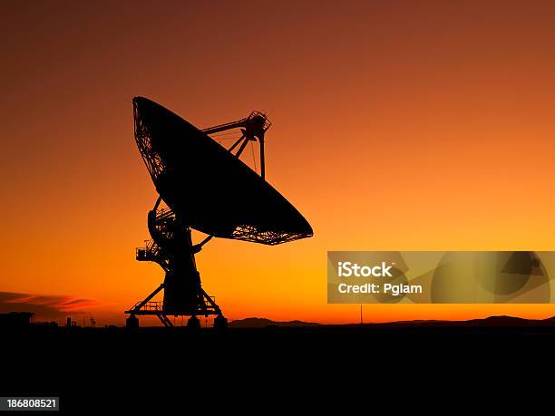 Observatorio De Espacio Foto de stock y más banco de imágenes de Antena parabólica - Antena parabólica, Cielo, Ciencia