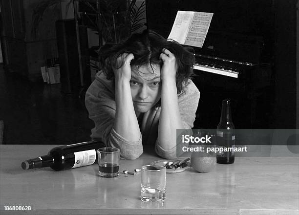 不幸せな悲しい二日酔い女性anticid とボトル - 1人のストックフォトや画像を多数ご用意 - 1人, 20代, アスピリン
