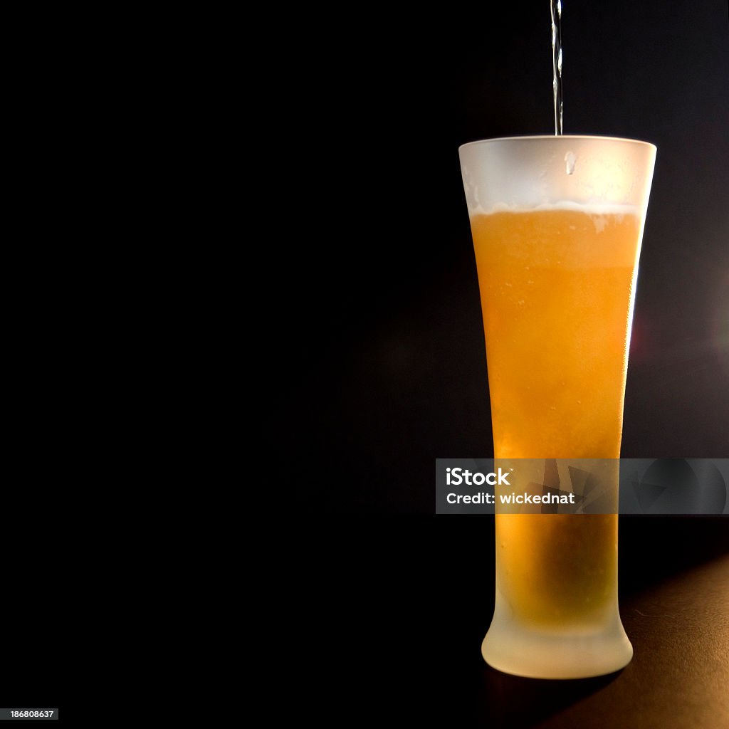 Servindo um copo de cerveja (com espaço para texto - Foto de stock de Bebida royalty-free