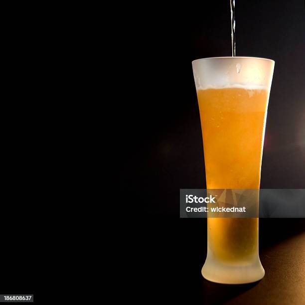 Foto de Servindo Um Copo De Cerveja Com Espaço Para Texto e mais fotos de stock de Bebida - Bebida, Bebida alcoólica, Bolha - Estrutura física