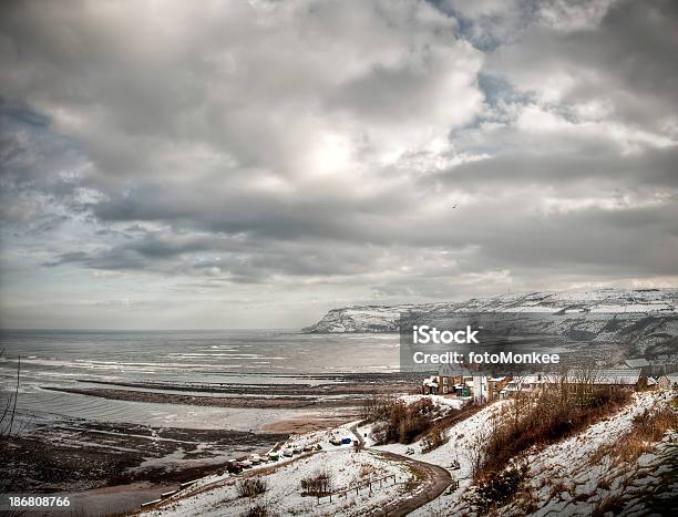 Photo libre de droit de Hiver À Robin Hoods Bay North Yorkshire Royaumeuni banque d'images et plus d'images libres de droit de Hiver