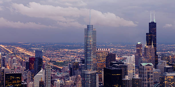 chicago skyline at dusk - chicago skyline antenna panoramic fotografías e imágenes de stock