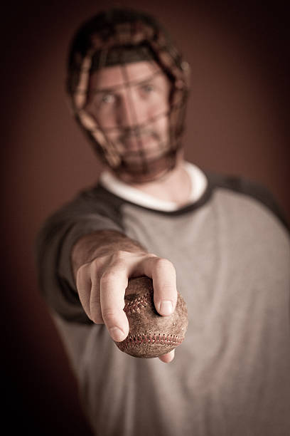 vintage baseballista trzymając piłkę w kierunku kamery - baseball catcher baseball player old fashioned looking at camera zdjęcia i obrazy z banku zdjęć