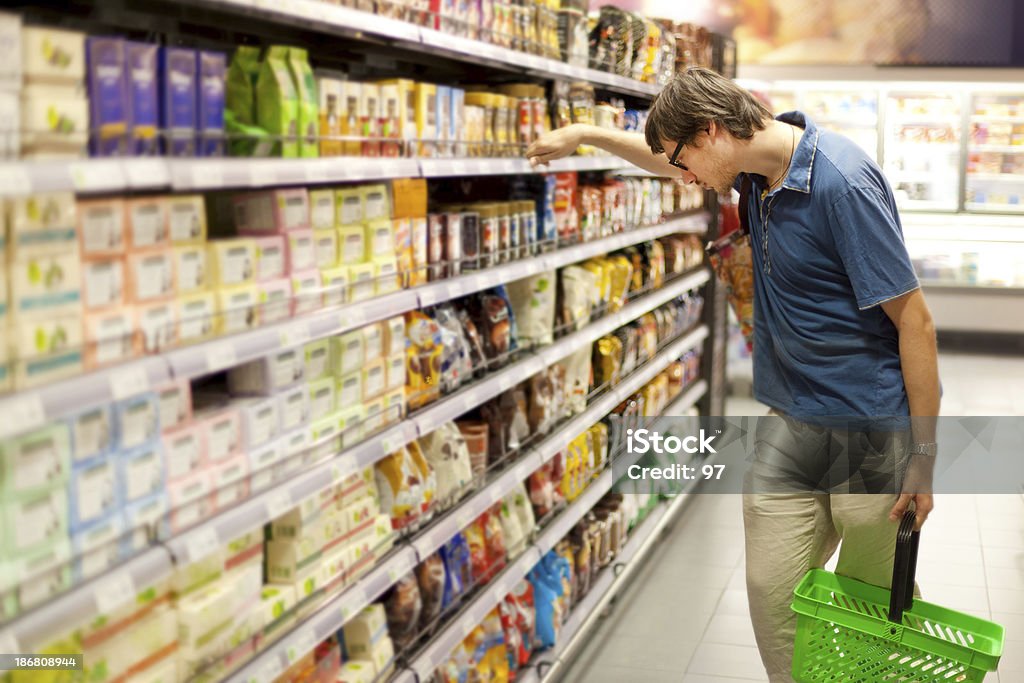 Homme dans la boutique 21288978 - Photo de Supermarché libre de droits