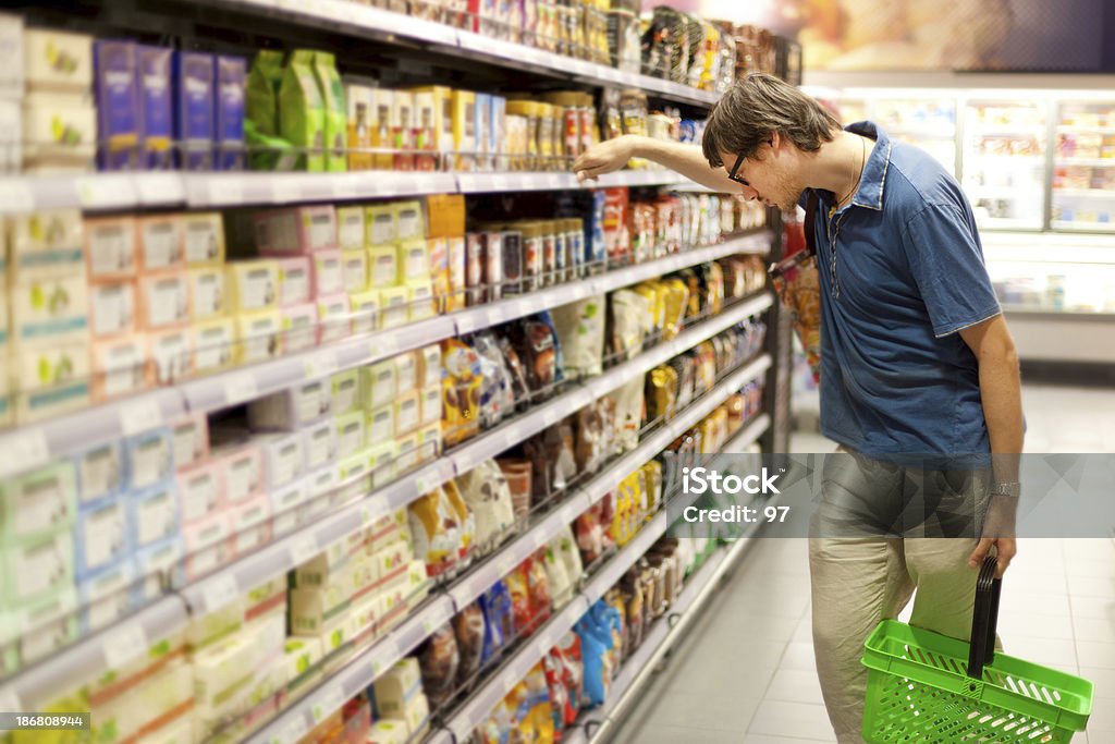Człowiek w sklepie 21288978 - Zbiór zdjęć royalty-free (Supermarket)