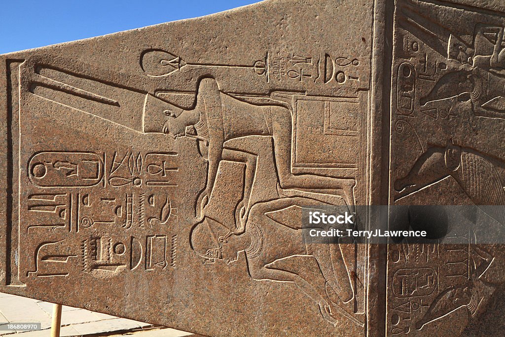Hatshepsut's Powalone obelisk, Great Temple of Amun, Karnak w Egipcie, Luxor, - Zbiór zdjęć royalty-free (Egipt)