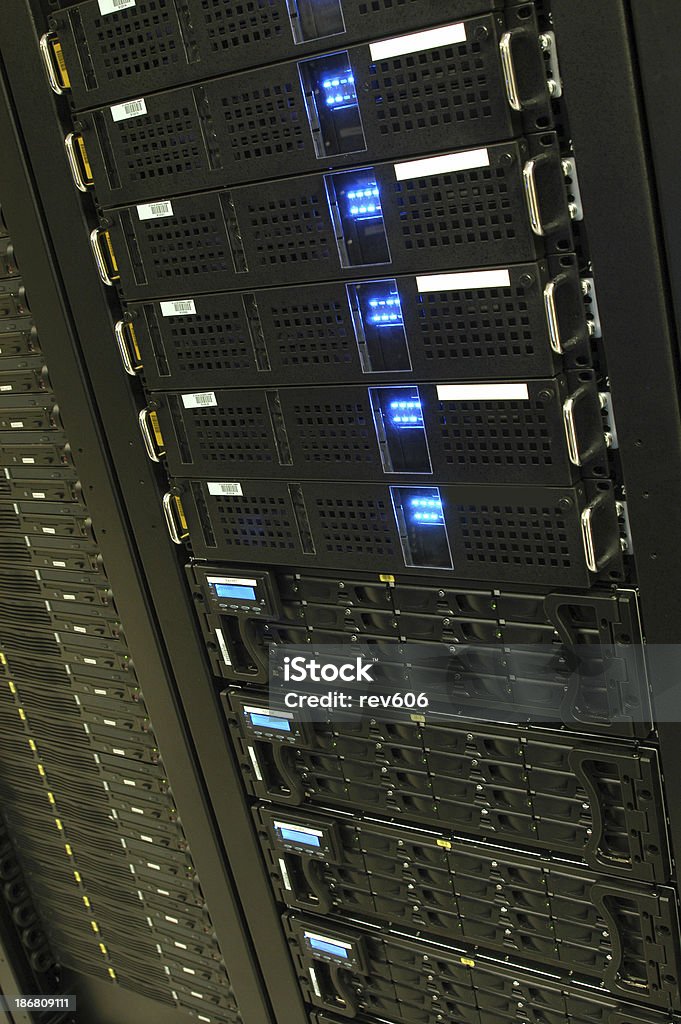 Tecnologia: Server Rack a 2 - Foto stock royalty-free di Affollato