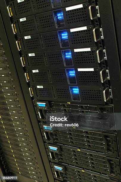 Tecnologia Server Rack A 2 - Fotografie stock e altre immagini di Affollato - Affollato, Attrezzatura informatica, Composizione verticale