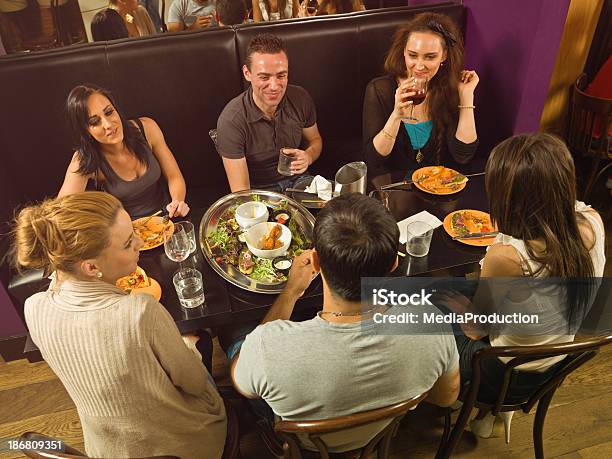 Amici Socializzare A Un Ristorante - Fotografie stock e altre immagini di Amicizia - Amicizia, Wine bar, Adulto