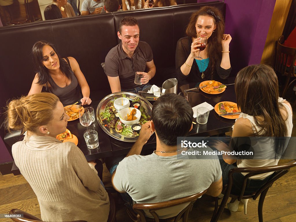 Amigos, socializar-se em um restaurante - Foto de stock de Amizade royalty-free