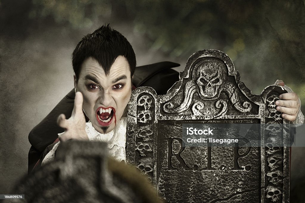 Vampir in einem Friedhof - Lizenzfrei 25-29 Jahre Stock-Foto