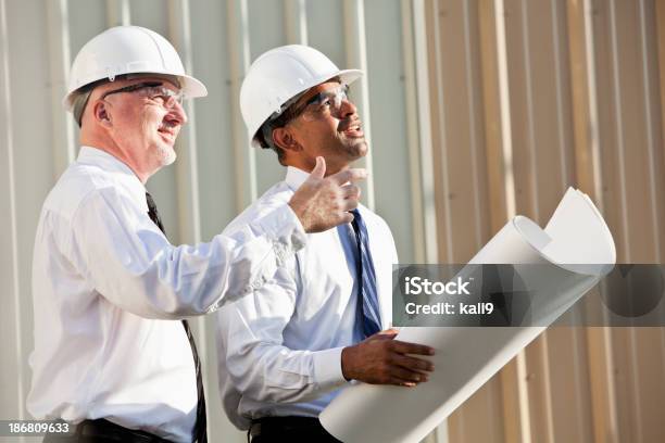 Foto de Engenheiros Segurando Planos Ter Conversa e mais fotos de stock de 40-49 anos - 40-49 anos, 50 Anos, Adulto