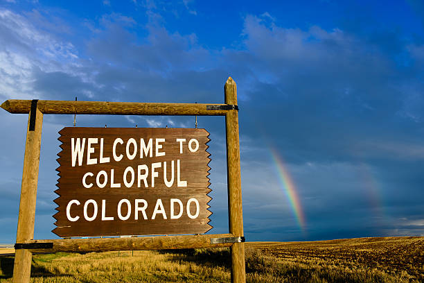 カラフルなコロラドへようこそ-二重の虹 - colorful colorado ストックフォトと画像