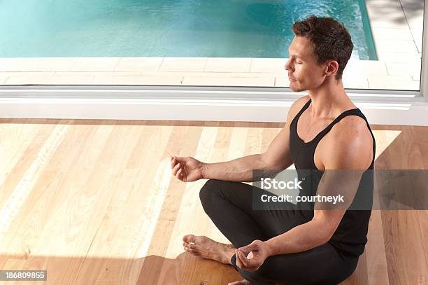 Junger Mann Üben Yoga Stockfoto und mehr Bilder von Männer - Männer, Schwimmbecken, Yoga