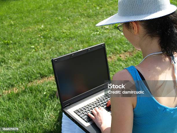 Giovane Donna Lavorando Sul Computer Portatile Allaperto - Fotografie stock e altre immagini di Adolescente