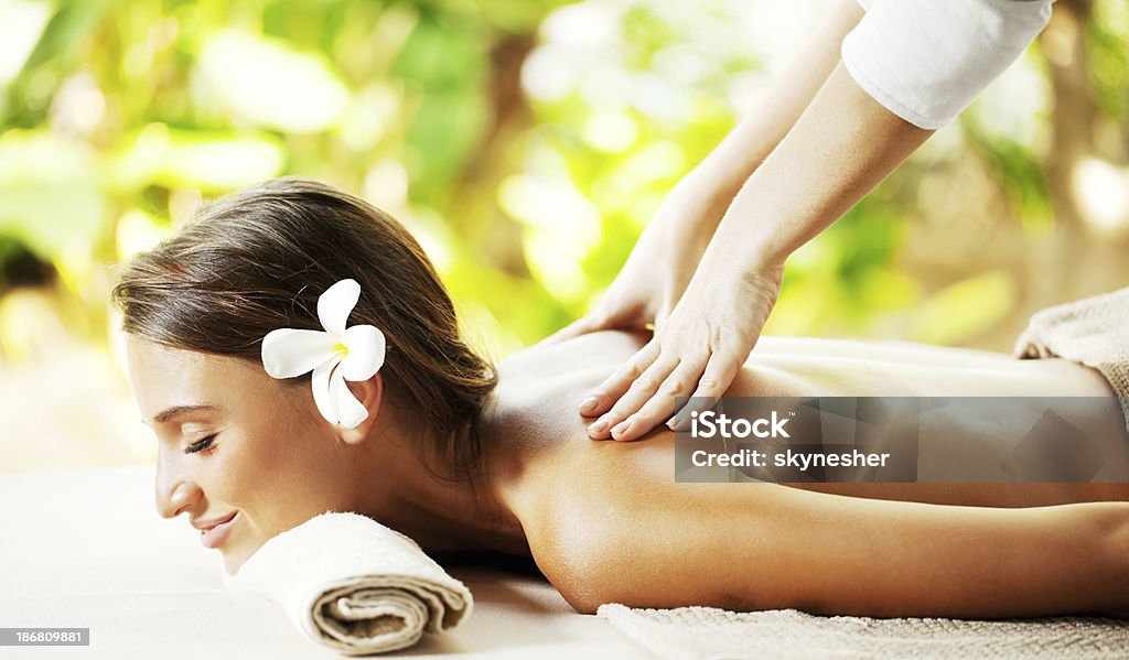 Mulher bonita ao ar livre, receber uma massagem nas costas. - Foto de stock de Massagear royalty-free