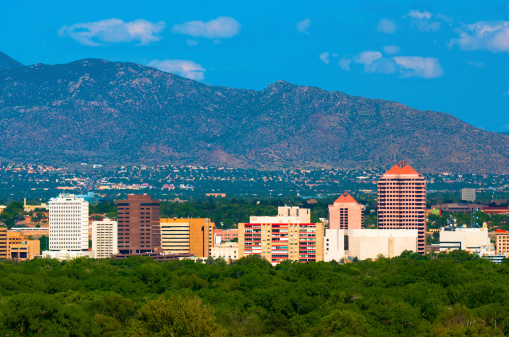 Edificios de la ciudad de Albuquerque y a las montañas. photo
