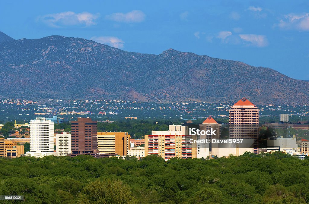 Albuquerque para a cidade e montanhas - Foto de stock de Albuquerque - Novo México royalty-free