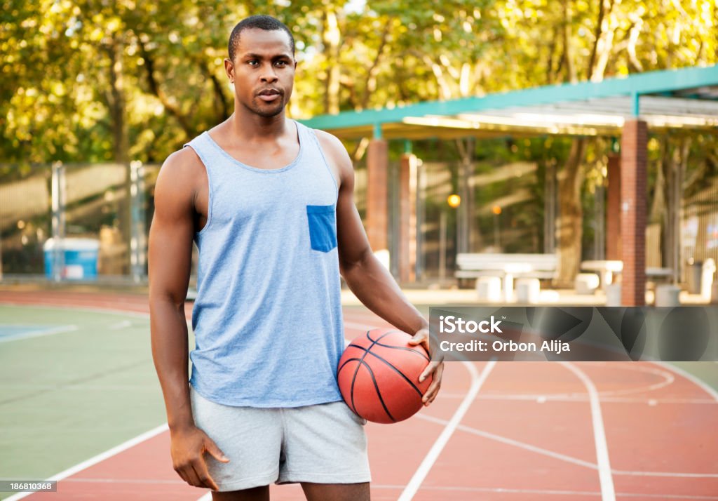 Hombre jugando baloncesto - Foto de stock de 20 a 29 años libre de derechos