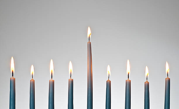 candelabro judeu - candle hanukkah menorah candlelight imagens e fotografias de stock