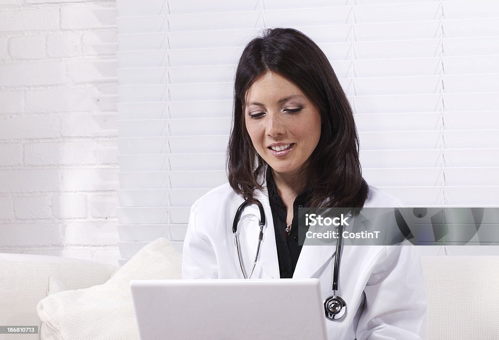 Detalle de mujer médico con capacidad para una computadora portátil - Foto de stock de Adulto libre de derechos