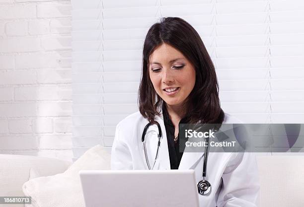 Detalle De Mujer Médico Con Capacidad Para Una Computadora Portátil Foto de stock y más banco de imágenes de Adulto