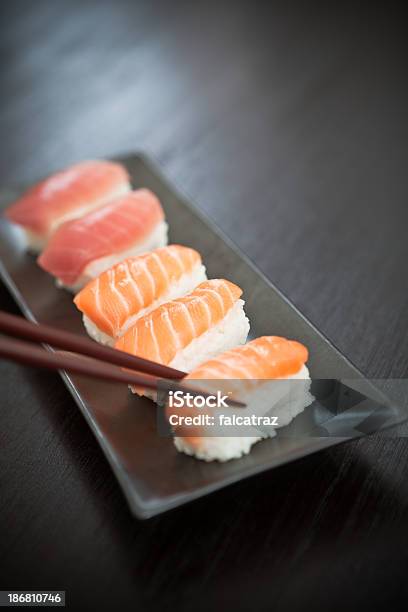 Sushi De Salmón Foto de stock y más banco de imágenes de Alimento - Alimento, Arroz - Comida básica, Atún - Pescado