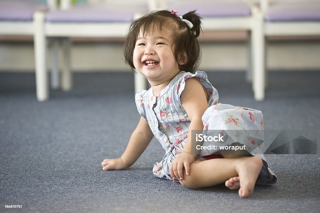 Bebê brincando em um berçário. - Foto de stock de 12-17 meses royalty-free