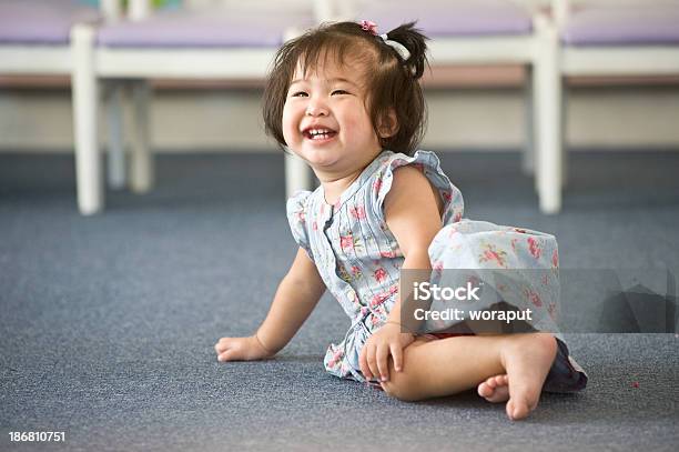 Foto de Bebê Brincando Em Um Berçário e mais fotos de stock de 12-17 meses - 12-17 meses, 18 a 23 meses, Aprender