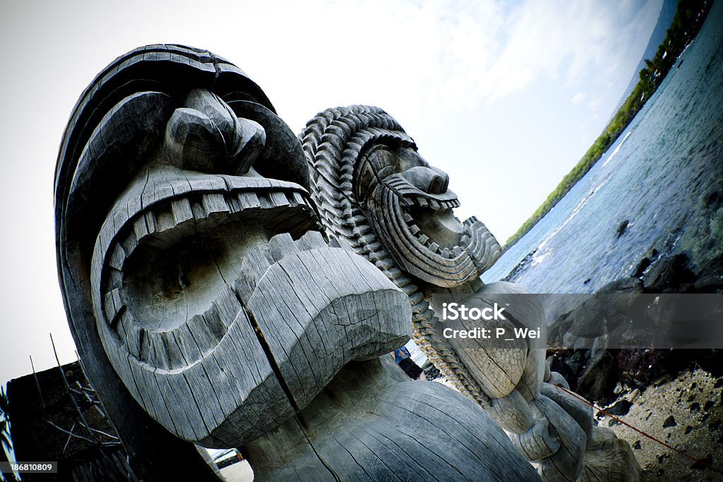 Tiki Statua in Pu'uhonua o Honaunau - Foto stock royalty-free di Divinità