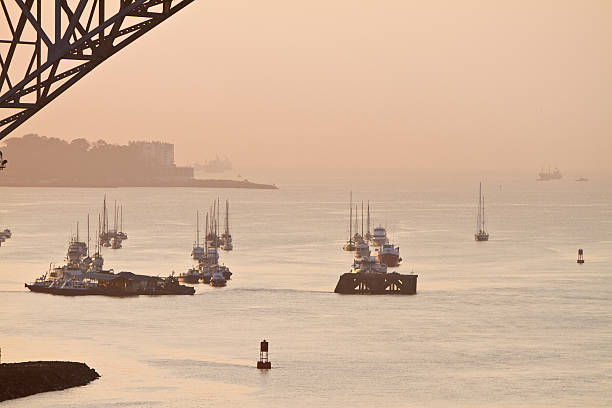 sailboats in 잔점박이 at 패너마시티 - panama canal panama global finance container ship 뉴스 사진 이미지