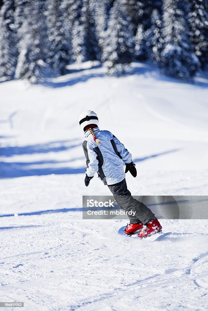 10 代の少女の晴れた冬の日のスノーボード - スノーボードのロイヤリティフリーストックフォト